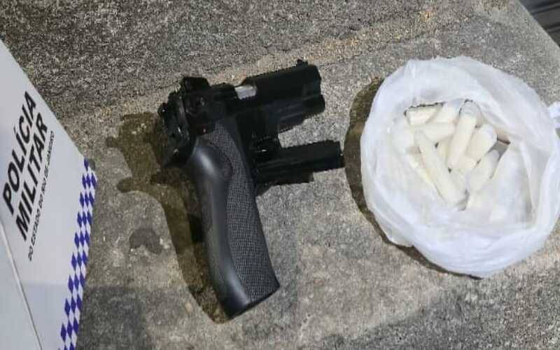 PM apreende drogas e réplica de pistola no Retiro