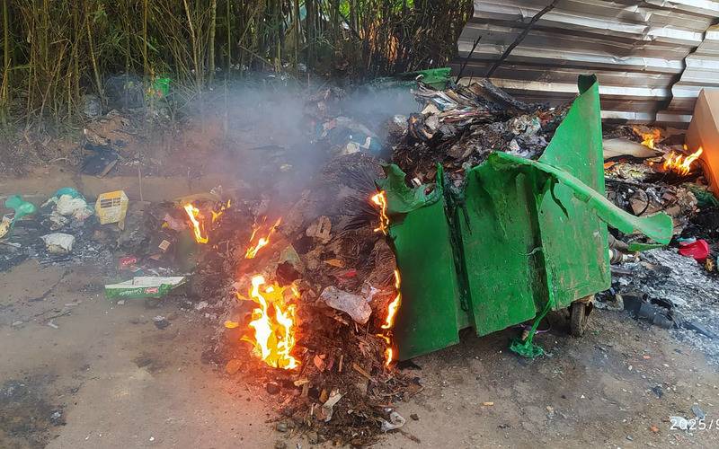 Oito lixeiras foram incendiadas na cidade