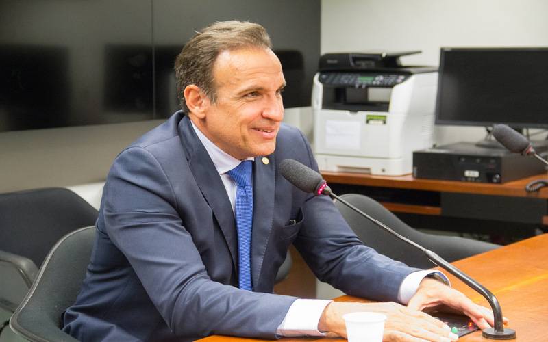 Hugo Leal garante ampliação do atendimento oncológico no HAC