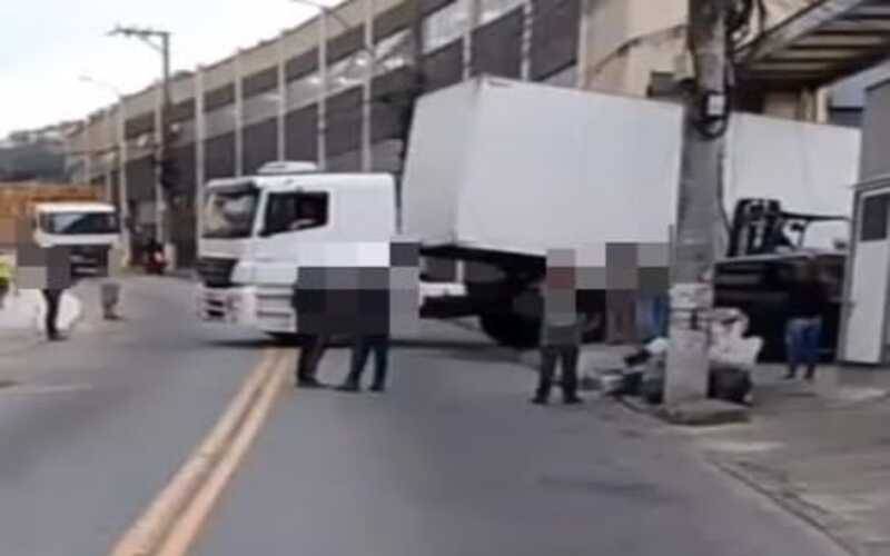 Carreta agarrada no Itamarati causa trânsito e atrasos de ônibus 
