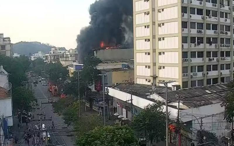 Incêndio atinge loja no Largo da Freguesia, no Rio
