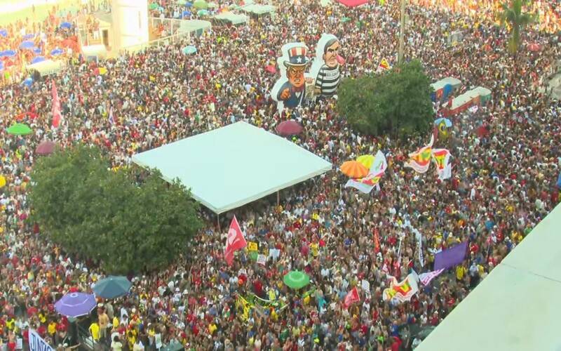 Multidão protesta em Copacabana contra PEC da Blindagem e o projeto de anistia 