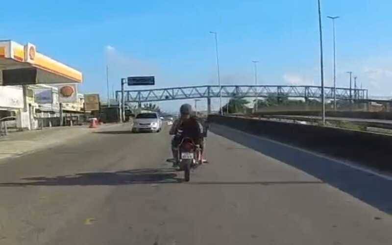 BR-040 em Duque de Caxias: condutor de moto desobedece ordem de parada da PRF e perseg