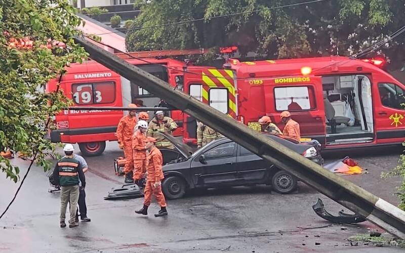 Carro colide contra poste na Coronel Veiga
