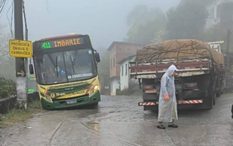 Serra Velha: caminhão quebrado e acidente com ônibus causam transtornos no trânsito
