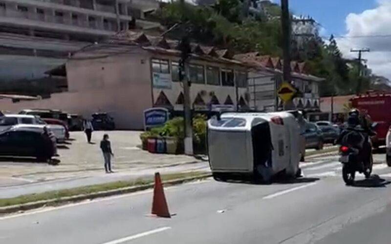 Carro capotado causa trânsito em Itaipava nesta sexta-feira (26)