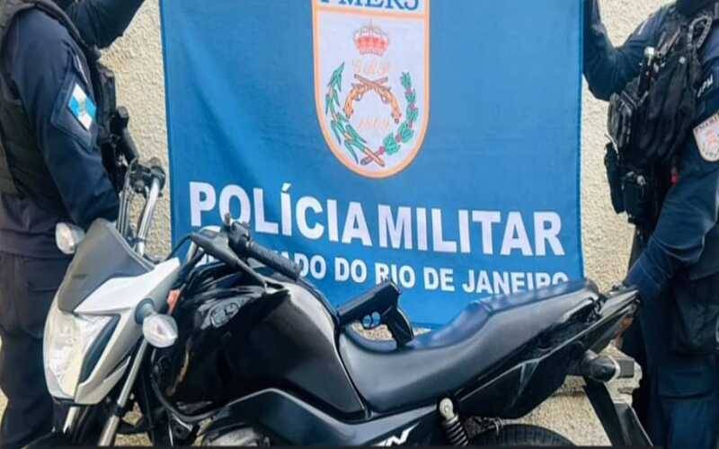 PM apreende motocicleta adulterada e réplica de arma no Caxambu