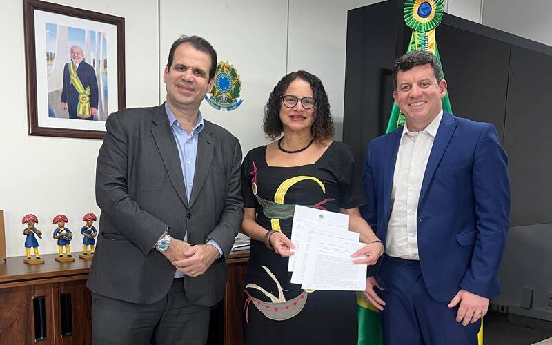Manifesto para a instalação do supercomputador de IA em Petrópolis é entregue para min