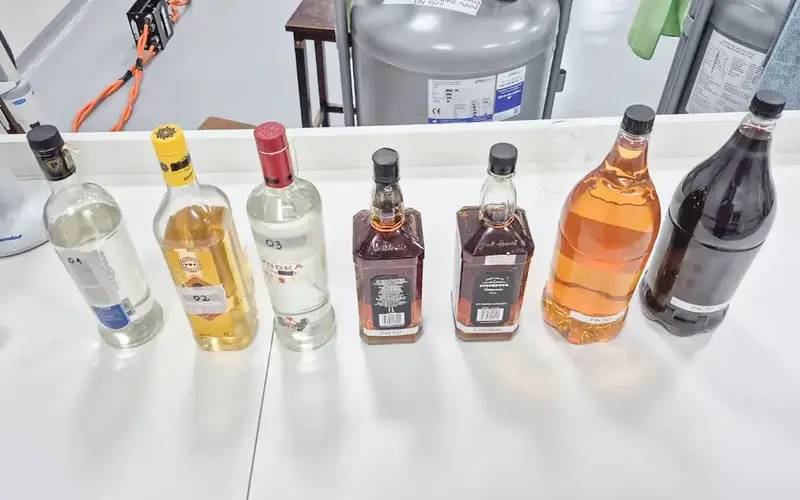 Metanol: Entenda como é feita a análise de bebidas adulteradas
