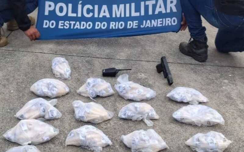 Polícia Militar apreende drogas e réplica de arma na Comunidade do Neylor