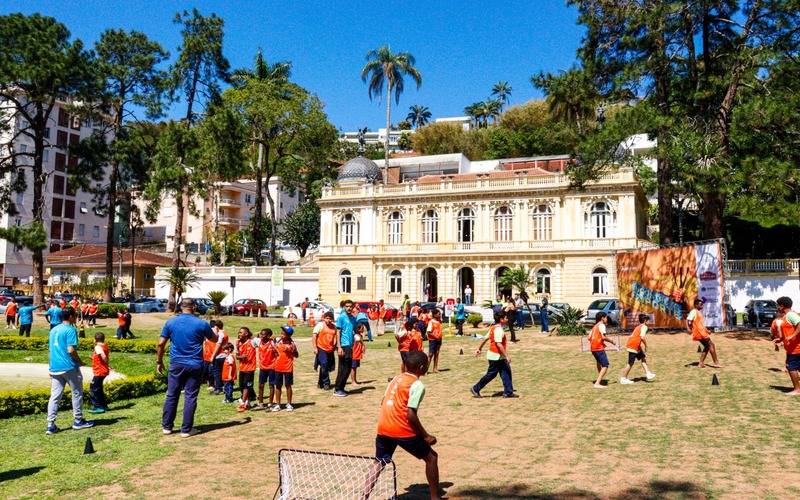 Projeto Multiesporte para Todos promove atividades na Praça da Águia com alunos da red