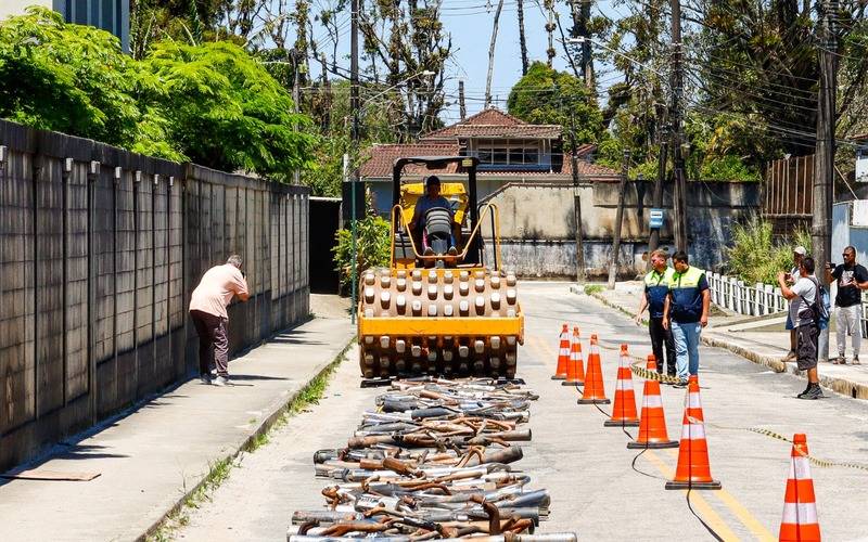 CPTrans e forças de segurança realizam ato de destruição de escapamentos irregulares d