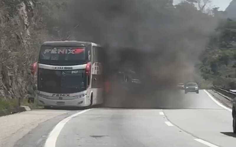 Itaipava: km 61 da BR-040 em meia pista devido a incêndio em ônibus