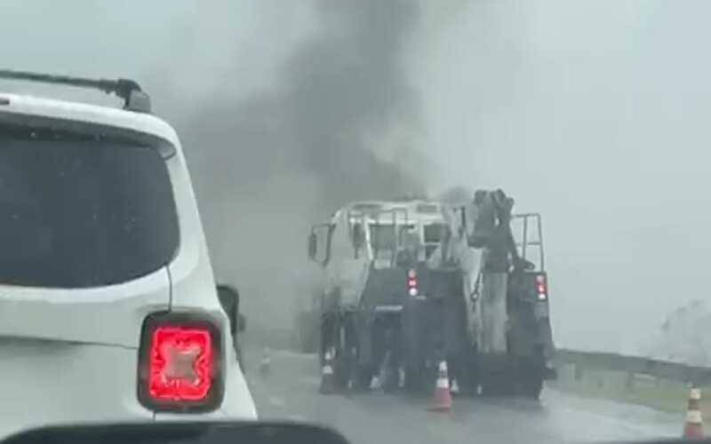 Incendio em caminhão baú de pequeno porte interdita totalmente o KM 81 da subida da se