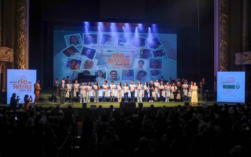 Estudantes de Petrópolis são premiados no Rio de Letras, da Firjan SESI, no Theatro Mu