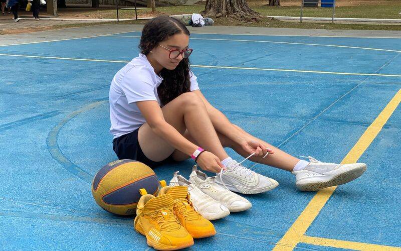 Atleta petropolitana de 15 anos recebe apoio da ex-jogadora Isadora Sousa para seguir 