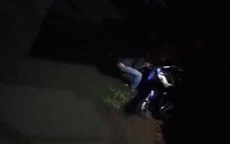 Acidente: moto caí em rio na Rua Alfredo Pachá