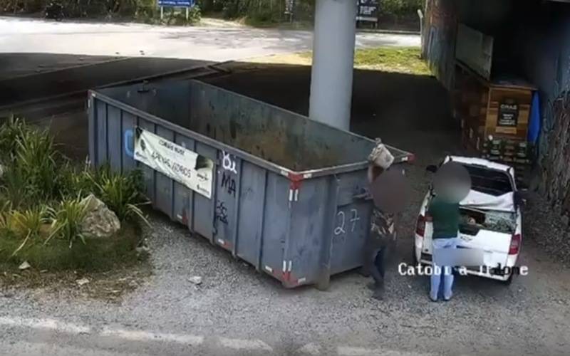Homens são flagrados descartando concreto em caçamba exclusiva para vidro, no Catobira