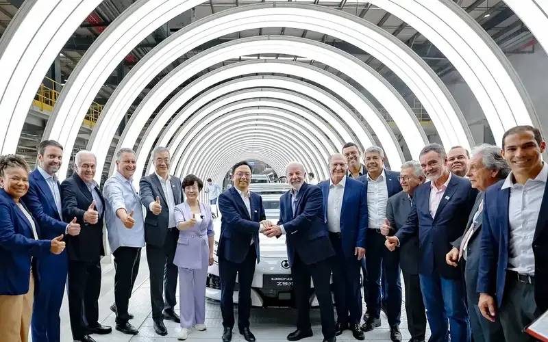 Nova fábrica de carros elétricos mostra confiança no Brasil, diz Lula