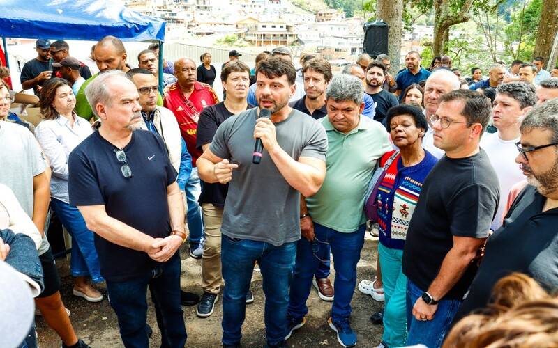 Secretário do Ambiente, Bernardo Rossi, entrega quadra de Cascatinha revitalizada pelo