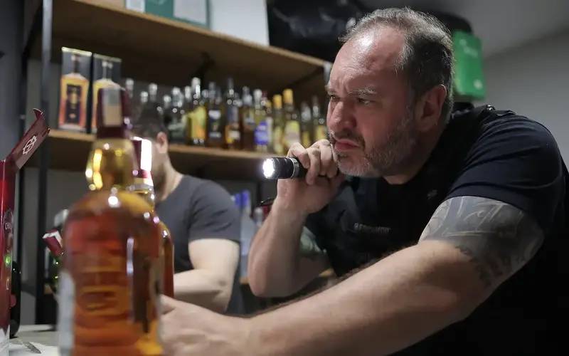 Vigilância Sanitária do Rio fecha bar por venda de bebida sem registro