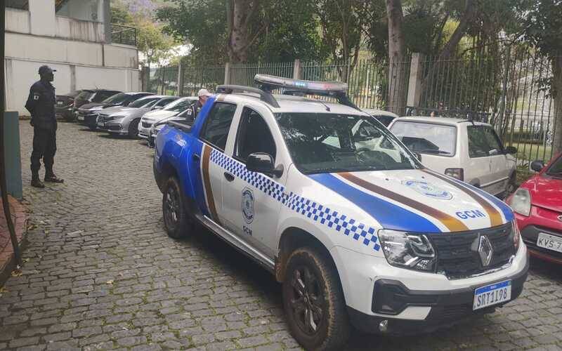 Homem é detido após deixar cão em veículo
