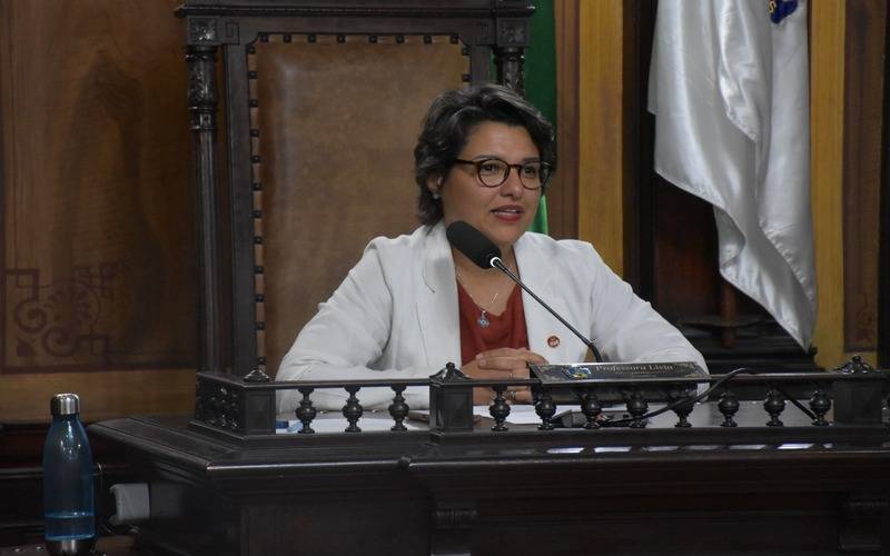 Professora Lívia promove debate pioneiro sobre Inteligência Artificial e Educação na C
