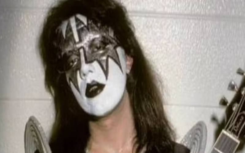 Morre Ace Frehley, fundador do Kiss, aos 74 anos