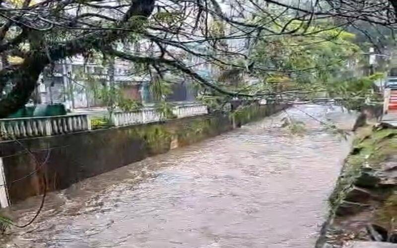 Nível dos rios está elevado devido às fortes chuvas deste domingo em Petrópolis