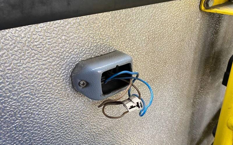 Ônibus tem tomada USB arrancada e bancos pichados