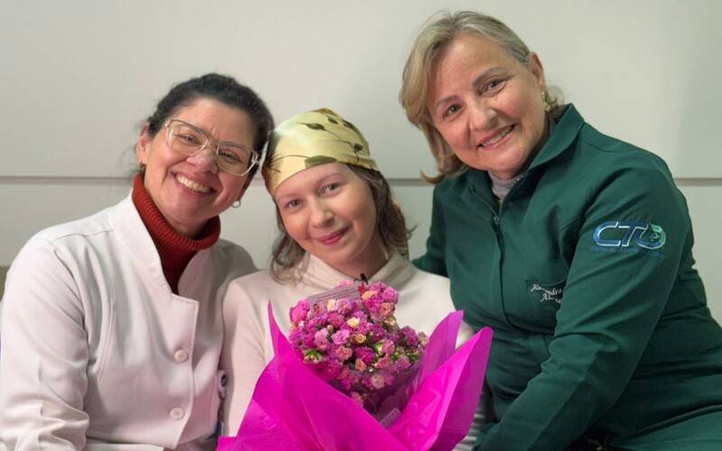 Outubro Rosa petropolitana de 29 anos destaca importância da rede de apoio durante o t