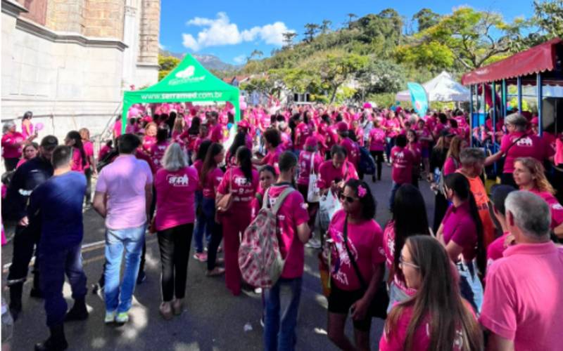 Outubro Rosa: caminhada da conscientização e solidariedade colore as ruas de Petrópoli