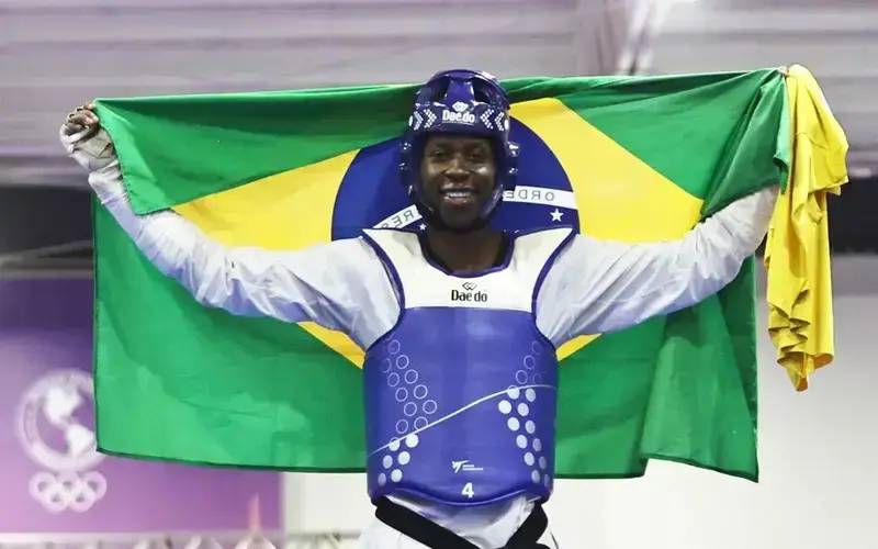Henrique Marques é ouro no Mundial de taekwondo e se torna 1º homem do Brasil campeão