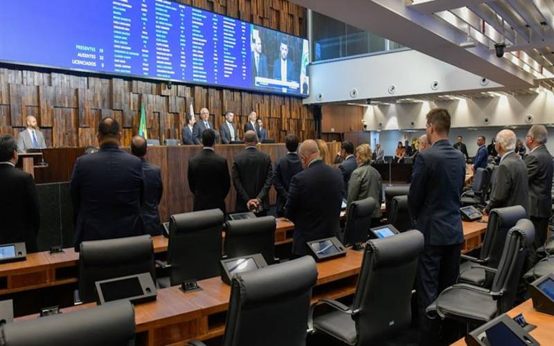 Alerj realiza um minuto de silêncio em homenagem a policiais mortos na operação no Com