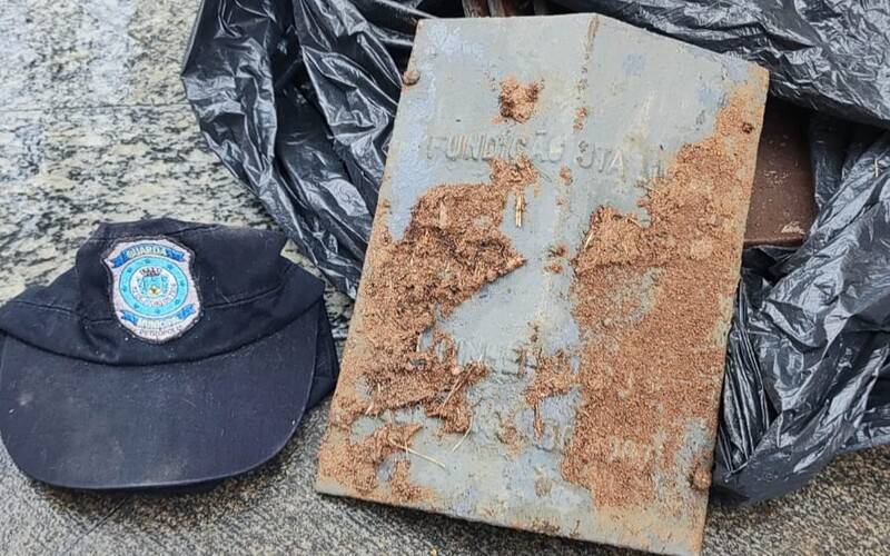 Homem foi preso por roubar placas de iluminação