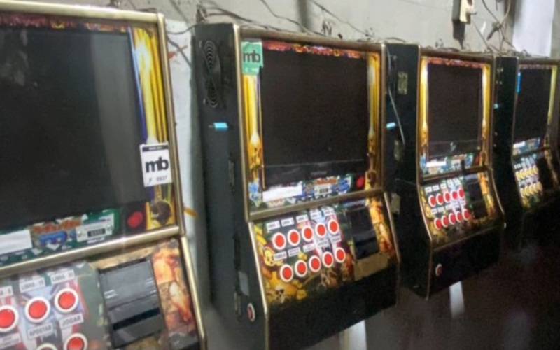 PM apreende 8 máquinas caça-níqueis no Retiro