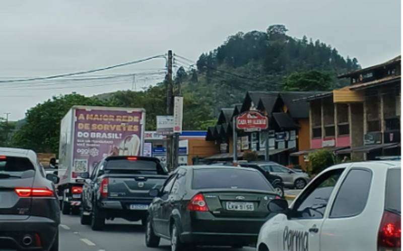 Trânsito intenso em Itaipava