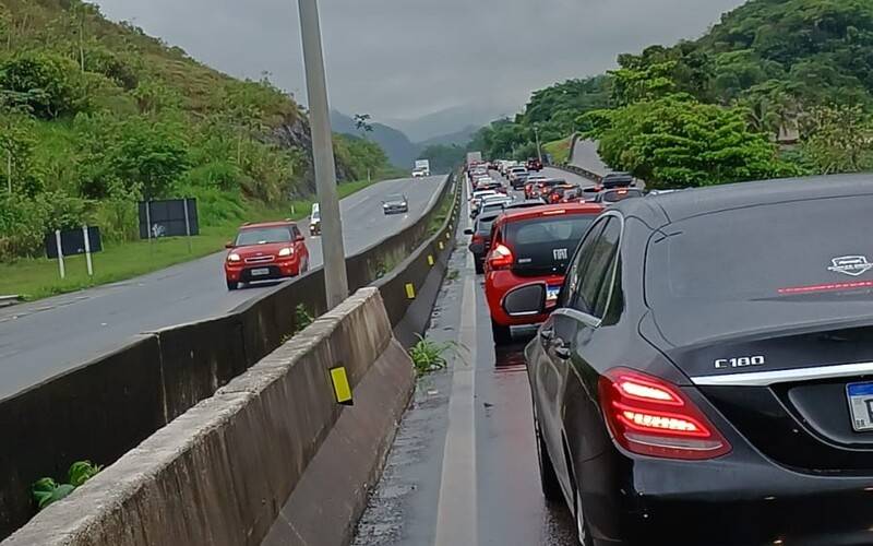 Acidente causa retenção na subida da serra