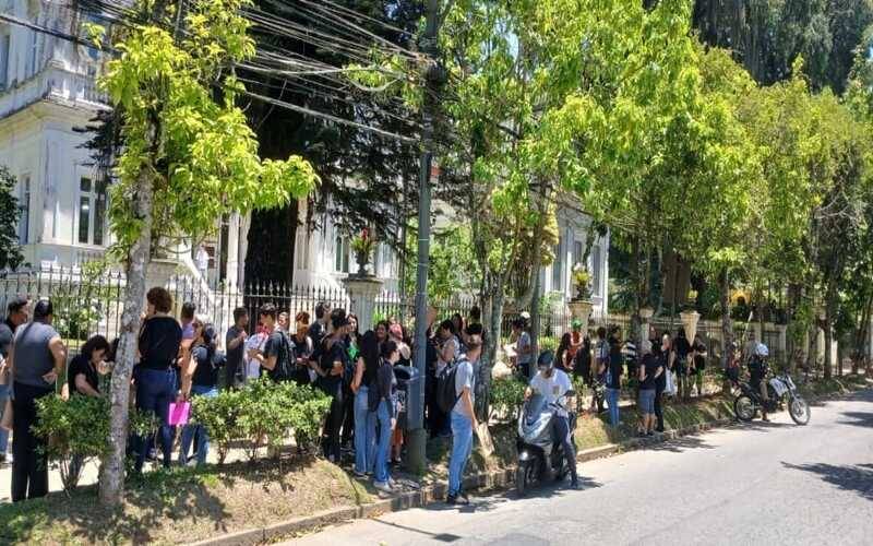 Salário ainda não caiu na conta: servidores da saúde realizam manifestação 