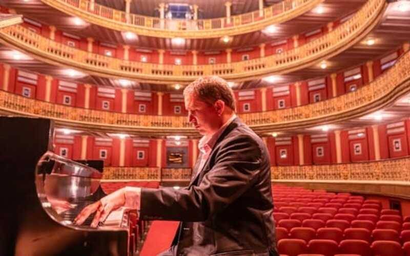 Pianista Jorge Saraiva apresenta concerto gratuito no Teatro Reynaldo Chaves