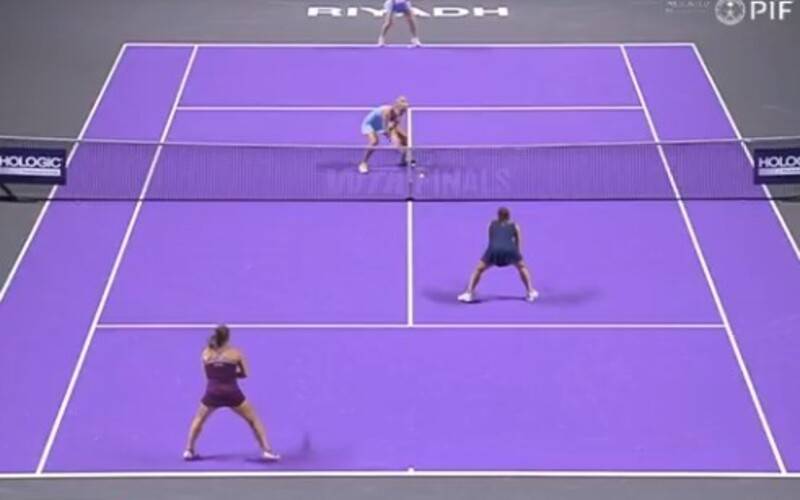 Dupla de Stefani vira sobre atual campeã e vai à semi do WTA Finals