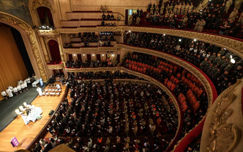 Cláudio Castro presta homenagem a policiais mortos na Operação Contenção em missa no T