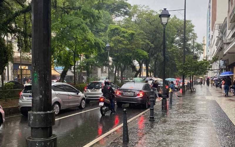 Defesa Civil emite aviso meteorológico para pancadas de chuva e ventos fortes