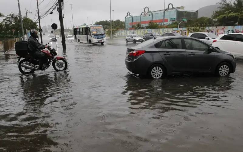 Frente fria derruba árvores e causa alagamentos no Rio de Janeiro