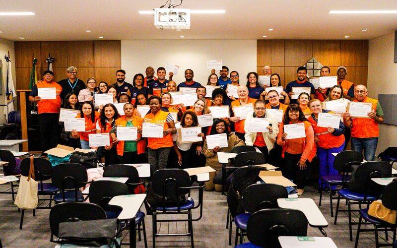Prefeitura e Estácio promovem a formatura de 28 líderes comunitários em primeiros soco