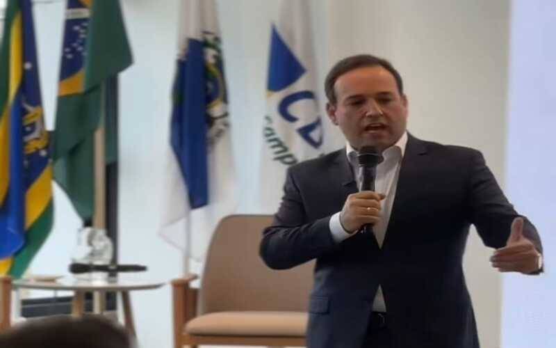 Palestras itinerantes: André Português amplia influência política com série de palestr