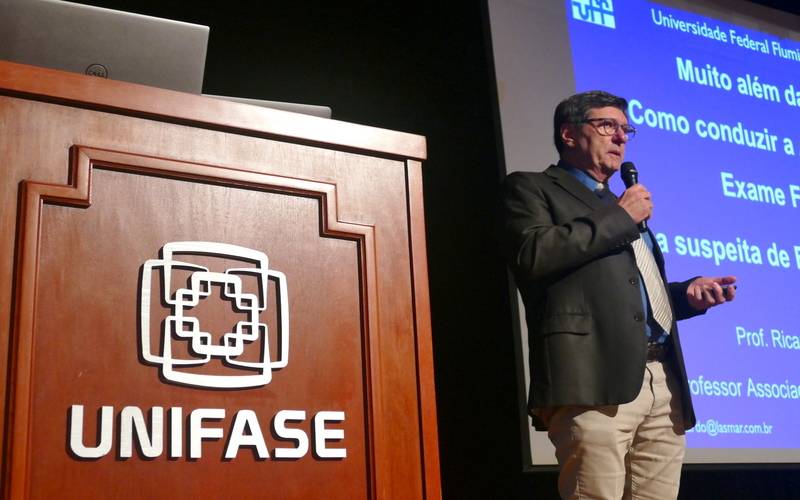 Médico ginecologista fala sobre a importância da anamnese e do exame físico no diagnós