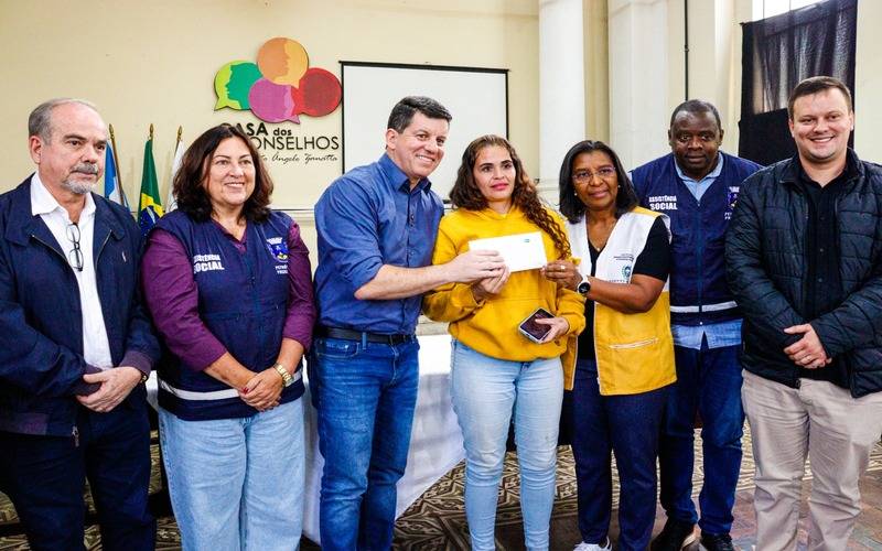 Prefeitura e Governo do Estado iniciam entrega do Cartão Recomeçar