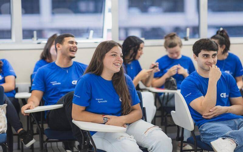 Mais de 800 jovens aprendizes efetivados na cidade