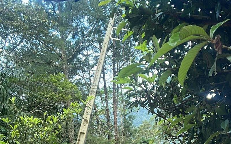 Poste em risco de queda assusta moradores do Fazenda Inglesa